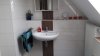 Bad_1 - Das Bad ist ausgestattet mit Waschbecken, Toilette, Dusche, Waschmaschine.